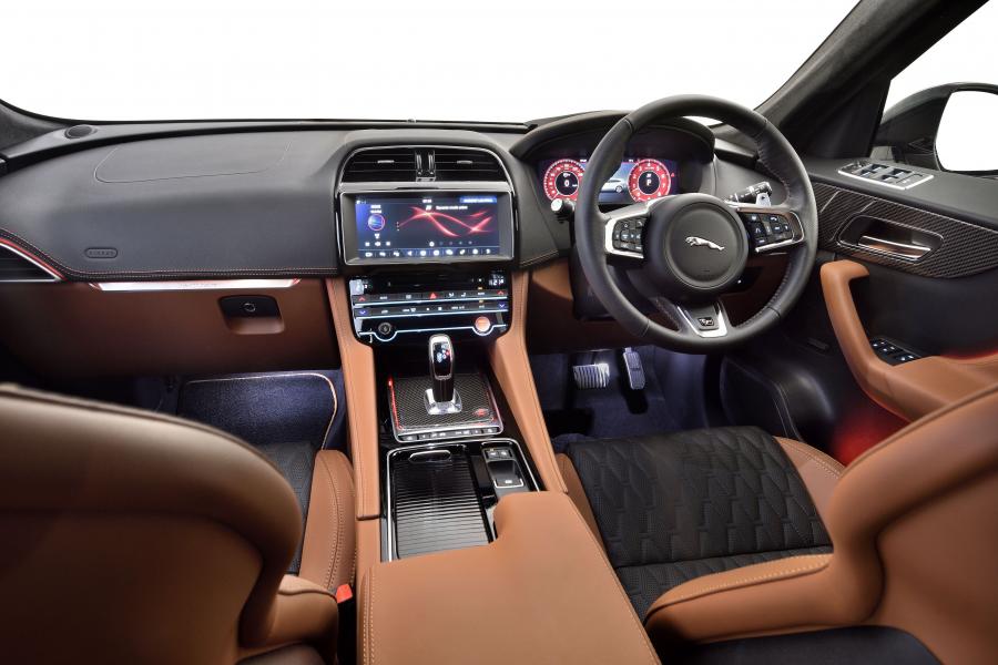 Интерьер Jaguar F-Pace SVR 2019 года  (ZA) (фото 2 из 30)